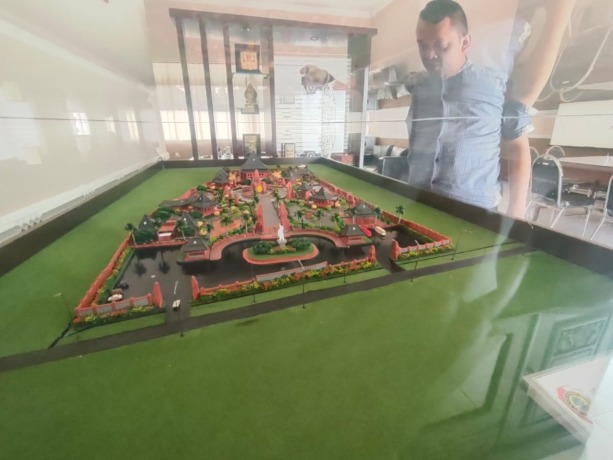 RAMPUNG: Kadisbudporapar Kabupaten Mojokerto Norman Handhito menunjukkan masterplan Istana Majapahit yang bakal dibangun di Kecamatan Trowulan. (Khudori Aliandu/Jawa Pos Radar Mojokerto)