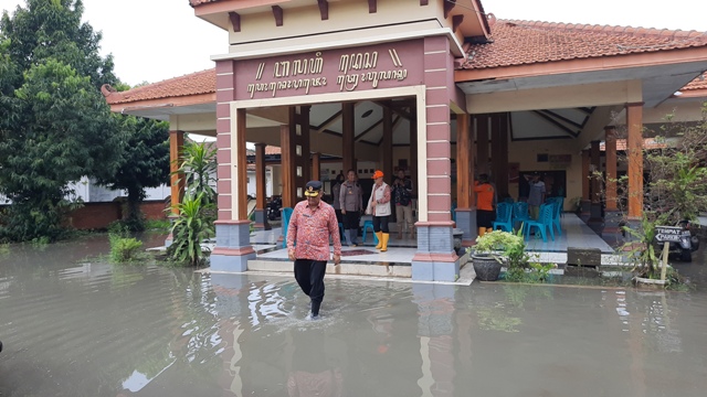 TINJAU LOKASI: Sekdakot Mojokerto Teguh Gunarko bersama BPBD Kabupaten Mojokerto melakukan monitoring dan mitigasi bencana banjir di Desa Wonorejo, Kecamatan Trowulan, Kamis (26/1). (Rizal Amrulloh/JPRM)