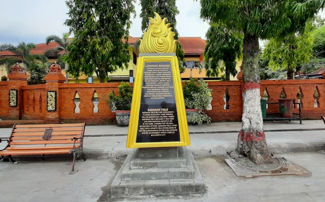 JEJAK SEJARAH: Prasasti yang berada di Jalan Gajah Mada sebagai tetenger dari sekolah Soekarno semasa kecil di Kota Mojokerto. (Rizal Amrulloh/Jawa Pos Radar Mojokerto)