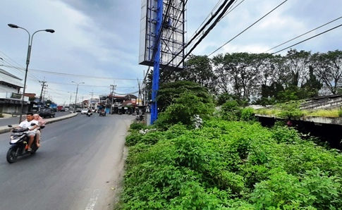KOSONG: Kondisi bangunan dan lahan eks Pasar Kedungmaling, Kecamatan Sooko, Kabupaten Mojokerto yang tak tersentuh perawatan setelah relokasi pedagang sejak 2019 lalu. (Rizal Amrulloh/JPRM)
