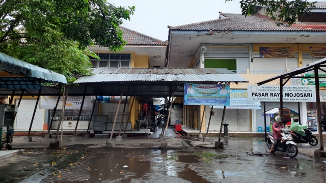 DOYONG: Tempat parkir di Pasar Raya Mojosari yang hampir roboh telah dilakukan perbaikan oleh Disperindag Kabupaten Mojokerto, kemarin. (Rizal Amrulloh/JPRM)