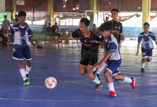 BERSAING SENGIT: Para Pemain pelajar saling berebut bola di laga final turnamen futsal tingkat SMP se-Kota Mojokerto akhir 2021 lalu.