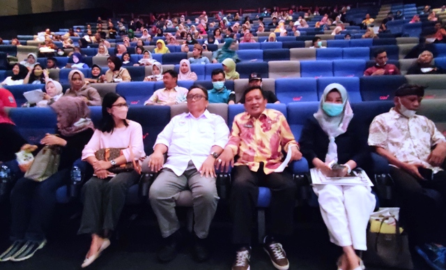 ANTUSIAS: Ratusan pendidik se-Kota Mojokerto bersiap menyaksikan Film Jo Sahabat Sejati di CGV Plaza Sunrise Mall Mojokerto. (Arief Hikmawan/JPRM)
