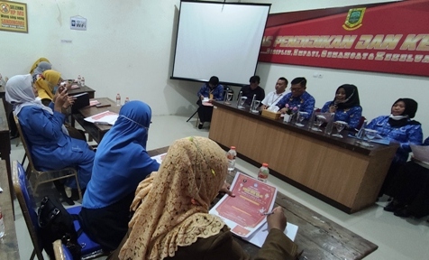 REMBUG: Sejumlah kepala TK se-Kota Mojokerto rapat persiapan sebelum ikut berpartisipasi dalam Pemilihan Koko Cici Cilik 2023 di Aula Dinas P dan K Kota Mojokerto, kemarin.