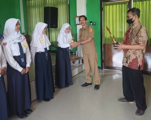 SENI: Dialova Rahma S Juara Harapan 3 Lomba Baca Puisi Tingkat Kabupaten Mojokerto.