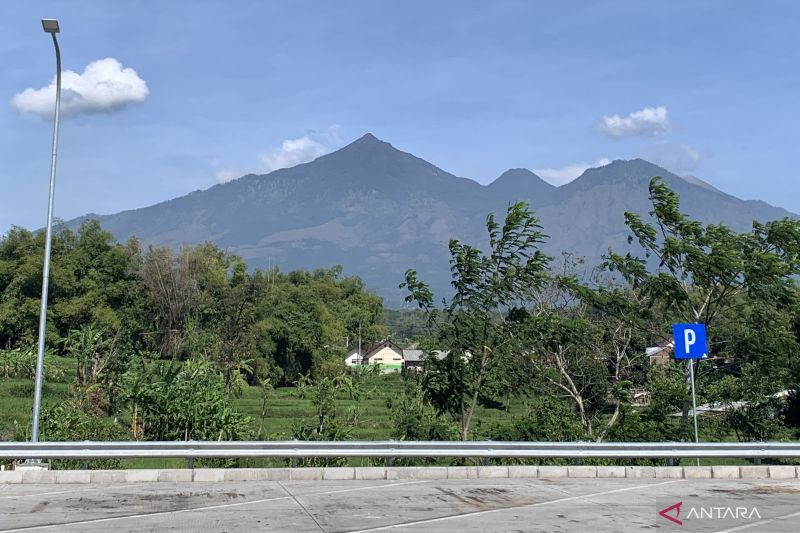 Foto arsip. Kawasan Gunung Arjuno-Welirang dilihat dari Kabupaten Pasuruan, Jawa Timur. (ANTARA/Vicki Febrianto)