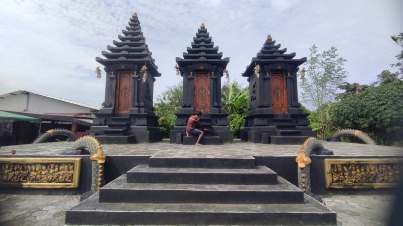 PENUH FILOSOFI: Warga setempat membersihkan Candi Waji, candi buatan di Dusun Sumbertempur, Desa Sumbergirang, Kecamatan Puri, yang dibangun untuk cerminan kerukunan umat lintas agama. (Martda Vadetya/JPRM)