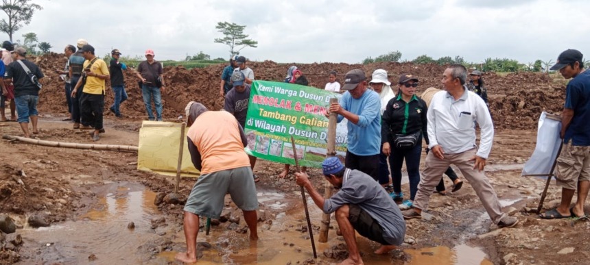 TOLAK GALIAN: Sejumlah warga memblokade akses masuk galian C di Dusun Dukuh, Desa Jatidukuh, usai menggelar aksi di balai desa, kemarin. (Martda Vadetya/JPRM)