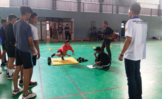 NOMADEN: Sejumlah atlet cabor kick boxing Kabupaten Mojokerto tengah melakukan latihan di GOR Mojosari, beberapa saat lalu. (Martda Vadetya/JPRM)
