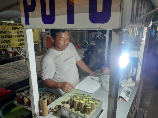 KHAS MADIUN: Agus Menyajikan Kue Putu Manis Khas Madiun di Jalan Benteng Pancasila, Kota Mojokerto, Jumat (3/2). (dok Achmad Diky for JPRM)