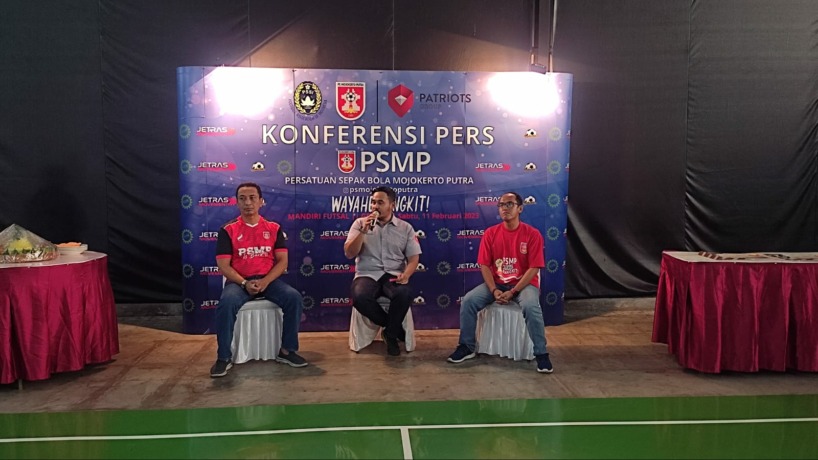 KOMPAK: Firman Efendi dan Raja Siahaan bersama jajaran manajemen PSMP saat konferensi pers di Mandiri Futsal II Jetis, Sabtu (11/2). (Martda Vadetya/JPRM)