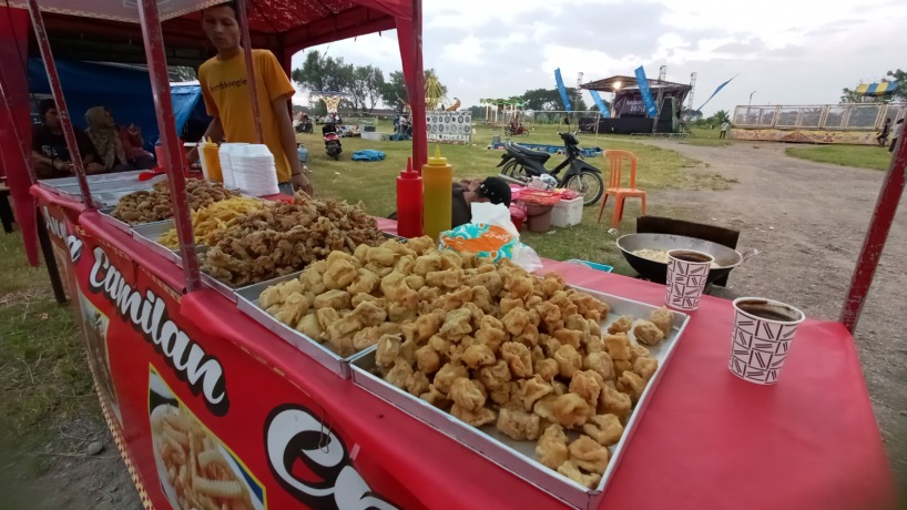 GURIH: Aneka Camilan Crispy menyuguhkan bermacam jenis jajanan krispi dengan harga murah. (Indah Oceananda/JPRM)