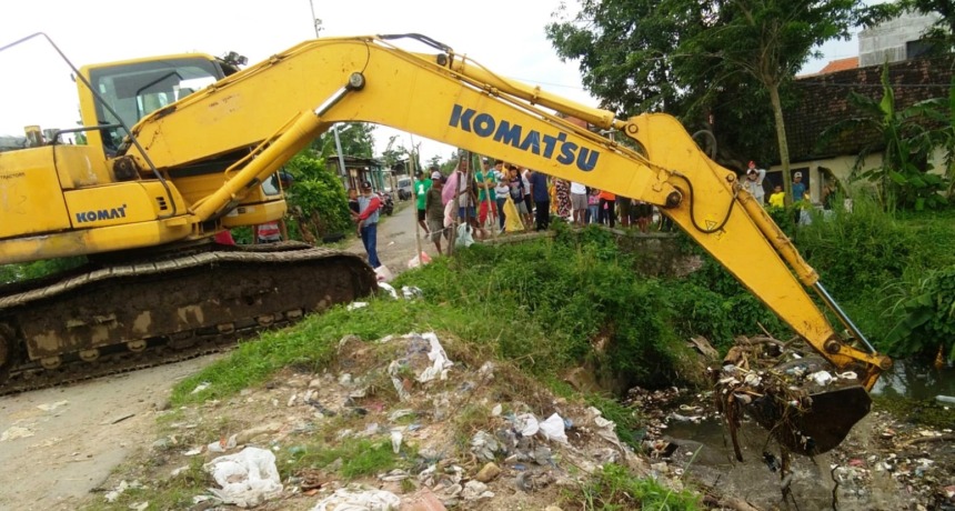 DITANGANI: Dinas PUPR Kabupaten Mojokerto menerjunkan alat berat untuk melakukan pembersihan di aliran Afvour Seumber waru di ruas Jalan Kembangsri-Candiharjo, Kecamatan Ngoro, Kabupaten Mojokerto. (dok DPUPR Kabupaten Mojokerto for JPRM)