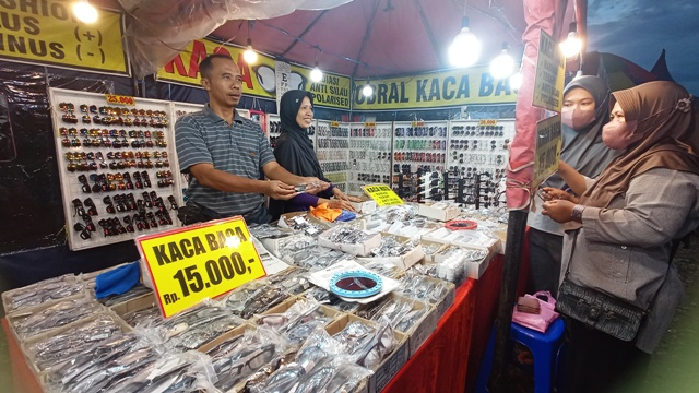BERBAGAI jenis kacamata juga bisa dijajal oleh pengunjung di Radar Mojokerto Fest 2023. Salah satunya di stan Dwi Kacamata asal Kabupaten Mojokerto. (Indah Oceananda/JPRM)