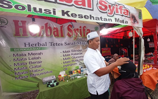 TERAPI: Penanganan kesehatan juga bisa didapatkan dalam event pasar malam Radar Mojokerto Fest 2023. Stan Herbal Syifa Fresh menyediakan pengobatan gurah mata Islami cepat dan akurat. (Indah Oceananda/JPRM)
