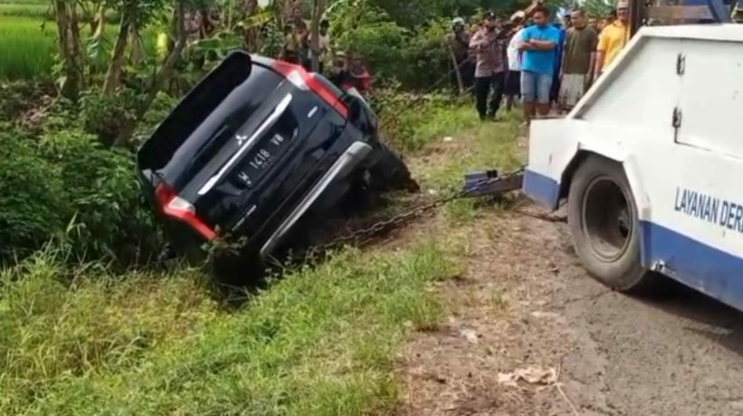 DIDEREK: Mitsubishi Pajero warna hitam nopol W 1418 VO tengah dievakuasi mobil derek Unit Laka Satlantas Polres Mojokerto dari lokasi, Sabtu (4/2) pagi. (dok Satlantas Polres Mojokerto For JPRM)