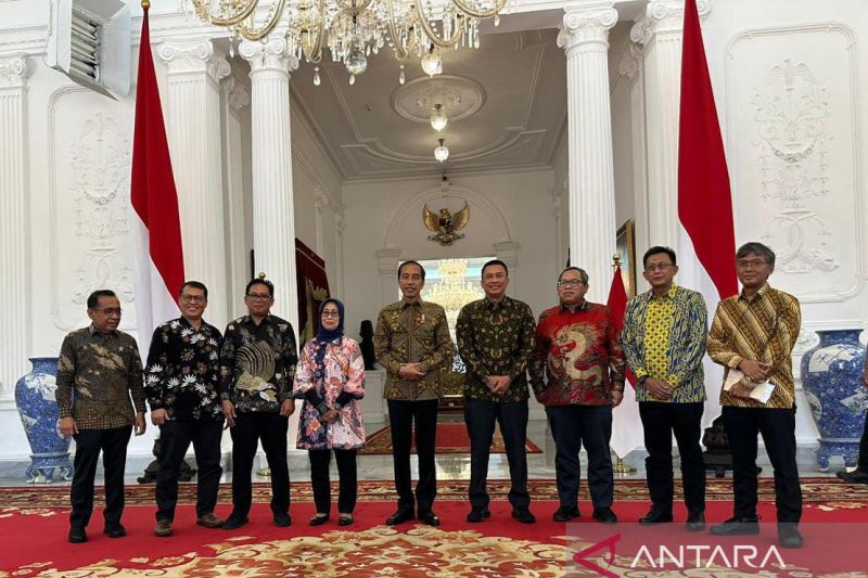 Presiden Jokowi menerima Ketua Dewan Pers Ninik Rahayu dan anggota Dewan Pers di Istana Negara, Jakarta, Senin (6/2/2023) ANTARA/HO-Dewan Pers