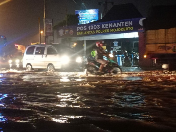 IMBAS HUJAN: Banjir merendam Jalan Raya Bypass Mojokerto tepatnya simpang lima Kenanten, Kamis (9/2) malam. (Yulianto Adi Nugroho/JPRM)