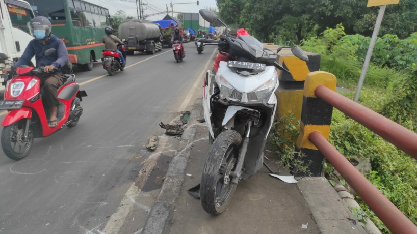 SEMPIT: Motor korban dipinggirkan petugas kepolisian usai terlibat kecelakaan di jalan bypass, Kelurahan Gunung Gedangan, Kecamatan Magersari, Kota Mojokerto pagi tadi. (Farisma Romawan/JPRM)