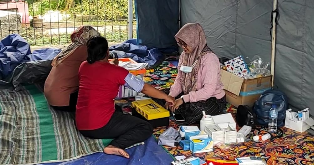 SIAGA: Salah satu warga datangi posko kesehatan guna cek kondisi tubuh pasca banjir, Sabtu (11/2). (Pontas for JPRM)