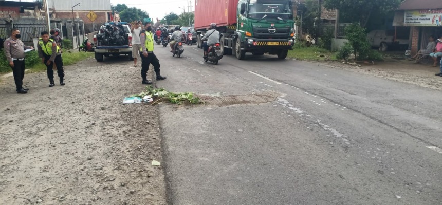 NAHAS: Polisi melakukan olah TKP kecelakaan di Jalan Raya Dusun Janti, Desa Jatilangkung, Kecamatan Pungging, Senin (27/2) pagi. (Yulianto Adi Nugroho/JPRM)