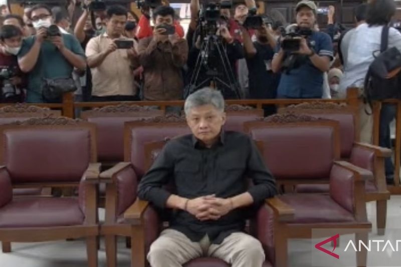 Terdakwa perintangan penyidikan kasus pembunuhan Brigadir J (obstruction of justice), Hendra Kurniawan, dalam persidangan di Pengadilan Negeri Jakarta Selatan, Senin (27/2/2023). ANTARA/Putu Indah Savitri