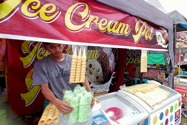 KUDAPAN: Jajanan manis dengan harga bersahabat juga bisa dinikmati warga di Radar Mojokerto Fest 2023. (Indah Oceananda/JPRM)