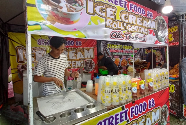 MANIS SEGAR: Es krim dengan cara unik bisa dirasakan pengunjung selama event Radar Mojokerto Fest 2023. Di stan Ice Cream Roll Goreng asal Jombang, pengunjung bisa merasakan sensasi unik makan es krim. (Indah Oceananda/JPRM)