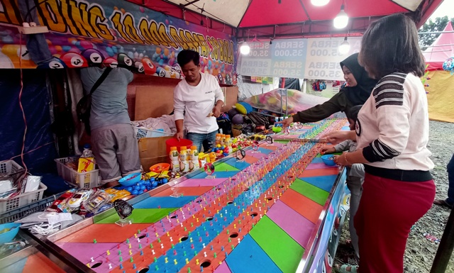 KETANGKASAN: Adu lincah dan ketangkasan juga bisa didapat saat berkunjung ke Radar Mojokerto Fest 2023. Salah satunya di stan permainan Bola Gelinding. (Indah Oceananda/JPRM)