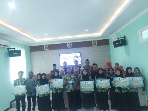 APRESIASI: Beasiswa prestasi untuk siswa kelas XII yang telah mengukir berbagai prestasi periode September 2022-Februari 2023. (Ahmad Basuni/JPRM)