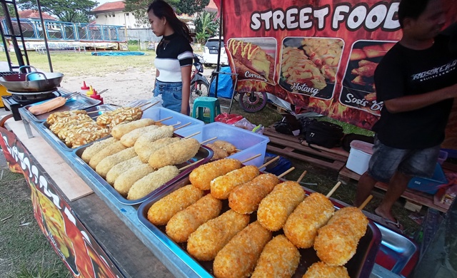 ANEKA: Kuliner menggugah selera bisa didapatkan di Radar Mojokerto Fest 2023. Salah satunya di stan Monster Street Food. (Indah Oceananda/JPRM)