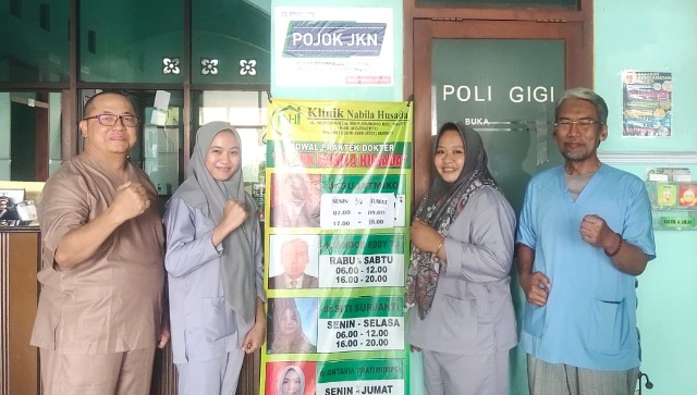 SINERGIS: dr Sujatmiko MMR bersama perawat dan dokter di Klinik Nabila Husada Pacet.