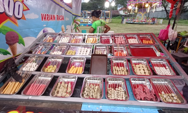 KULINER: Jajanan khas daerah juga bisa ditemukan oleh pengunjung selama pagelaran Radar Mojokerto Fest 2023. Seperti di Pempek Palembang Jon. (Indah Oceananda/PRM)