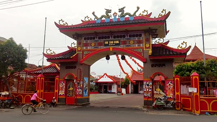 DUA NAGA: Pintu gerbang utama Kelenteng Hok Sian Kiong di Jalan PB Sudirman Kota Mojokerto. (Gilang for JPRM)
