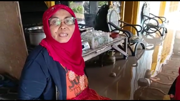 BELUM TERSENTUH BANTUAN: Sutriasih, salah satu warga terdampak banjir di Dusun Gembongan, Desa Jotangan, Kecamatan Mojosari, Jumat (10/2). (Sofan Kurniawan/JPRM)