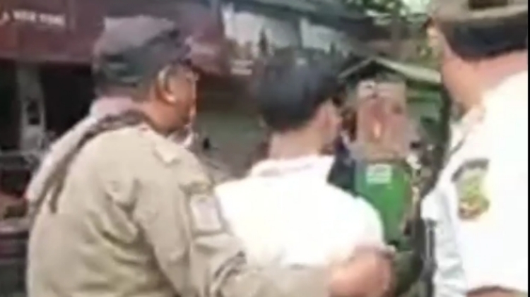 RAZIA: Petugas Satpol PP Kota Mojokerto menjaring pelajar yang kedapatan berada di warung kopi saat jam pelajaran, tadi siang. (Moch Chariris/JPRM)
