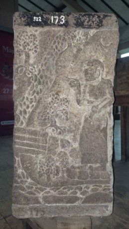 KHAS MAJAPAHIT: Relief candi Minak Djinggo, Trowulan, koleksi Museum PIM BPK Wilayah XI Jatim yang menunjukkan abdi dalem kerajaan mengenakan topi tekes. (Martda Vadetya/JPRM)