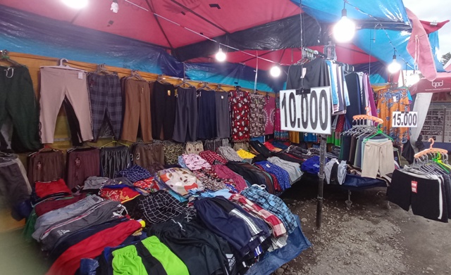 PAKAIAN MURAH: Fashion murah meriah lainnya juga bisa didapatkan di Rifa Collection. (Indah Oceananda/JPRM)