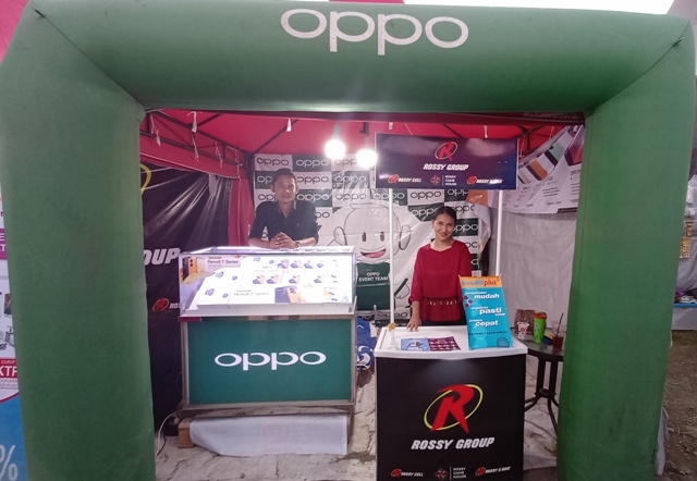ANEKA GADGET: Ada beragam pilihan telepon pintar dari berbagai merek yang disajikan. Termasuk keluaran terbaru seperti Oppo Reno 8, Iphone 14 Pro Max dan lainnya. (Indah Oceananda/JPRM)
