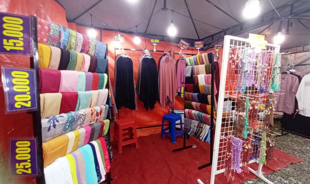 SAMBUT RAMADAN: Menawarkan sejumlah pernak pernik beribadah. (Indah Oceananda/JPRM)