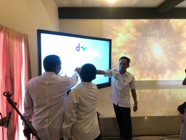 GEDUNG BARU: Kacabdindik bersama Kasi Pendidikan SMK dan Kepala SMKN 1 Mojokerto serempak menyentuh tombol peresmian gedung CSA, kemarin (22/2).
