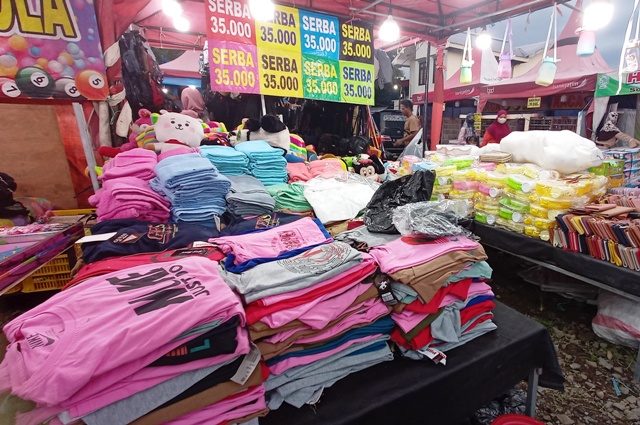 BERAGAM: Aneka perlengkapan rumah tangga plus fashion juga tersedia di Radar Mojokerto Fest 2023. (Indah Oceananda/JPRM)