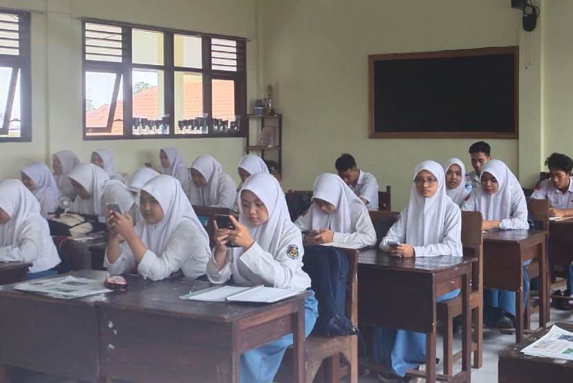 TELITI: Sejumlah siswa kelas XII SMA Negeri 1 Mojosari tampak cermat mengerjakan tes uji coba untuk persiapan menghadapi SNBT 2023, kemarin. (SMAN 1 Mojosari for JPRM)