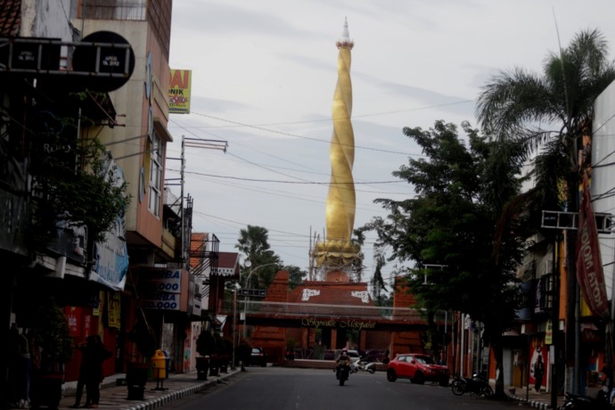 RAMPUNG: Pengerjaan penyempurnaan bagian alur yang menyelimuti tugu Alun-Alun Kota Mojokerto rampung, kemarin (5/2). (Sofan Kurniawan/JPRM)