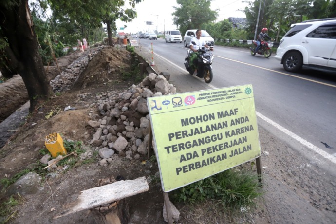 KOSONG: Proyek pelebaran jalan bypass Kota Mojokerto terhenti sementara akibat tingginya lalu lintas jelang persiapan Perayaan Satu Abad NU. (Farisma Romawan/JPRM)
