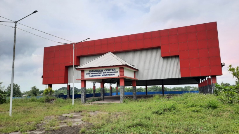 SEPI: Area Pusat Oleh-Oleh dan Jotangan Center di Jalan Gajah Mada, Kecamatan Mojosari, Kabupaten Mojoekrto yang bakal dimanfaatkan untuk menampung PKL. (Rizal Amrulloh/JPRM)