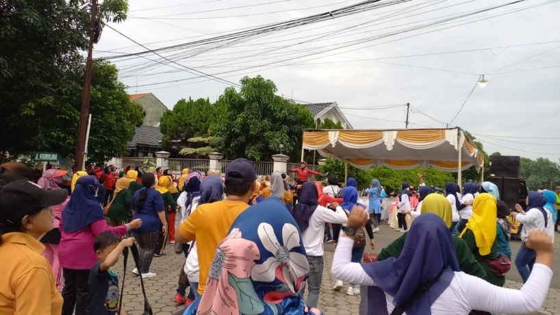 RAMAI: Suasana pelaksanaan CFD perdana di Jalan Karimun Jawa yang memantik protes dari warga yang bermukim di Jalan Jawa, Perumahan Gatoel, Kelurahan/Kecamatan Kranggan, kemarin (5/2). (Indah Oceananda/JPRM)