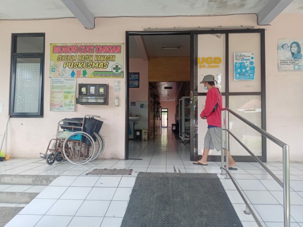 DIRUJUK: Korban sempat mendapat menanganan pertama di UGD Puskesmas Gayaman sebelum akhirnya dirujuk ke RSI Sakinah, Sooko, Kamis ( 9/2). (Yulianto Adi Nugroho/JPRM)
