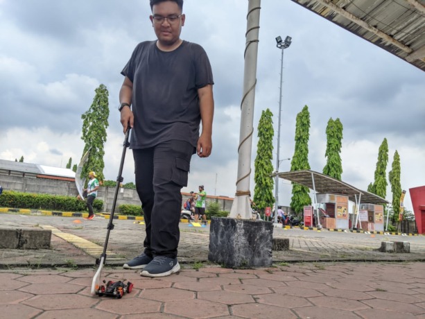 KOPDAR: Pecinta  Street Mini 4WD bermain di halaman parkir supermarket di Jalan Benteng Pancasila, Kota Mojokerto. (Yulianto Adi Nugroho)