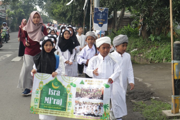SERU: Siswa MI Nurul Huda 2 Kota Mojokerto menggelar pawai peringatan Isra Mikraj di wilayah Kelurahan Surodinawan, Kecamatan Prajurit Kulon, Sabtu (18/2).
